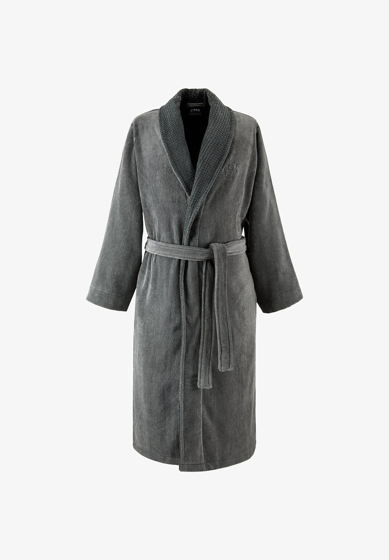 Peignoir gris en tissu doux et texturé. Comprend un col châle, des manches longues et une ceinture assortie. Détail discret du logo sur la poitrine.