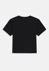 Czarna bawełniana koszulka z krótkim rękawem. Klasyczny, okrągły dekolt i prosta, schludna sylwetka. Brak widocznych logo lub wzorów.