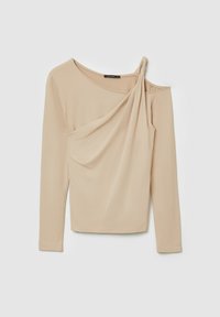 Beige Langarmoberteil mit einem drapierten Design, schulterfreiem Detail, weicher Textur und enganliegender Passform, mit rundem Ausschnitt und gerafftem Stoff.