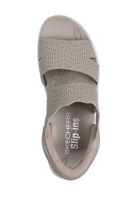 Sandaña gris de Skechers con diseño de slip-on que cuenta con correas elásticas, parte superior de tela texturizada, plantilla acolchada y un sutil patrón floral en la suela.