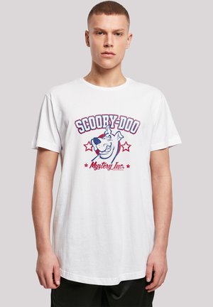 Weißes Baumwoll-T-Shirt mit einem bunten Grafikdesign von Scooby-Doo und dem Text "Scooby-Doo Mystery Inc." in Blau und Rot, umgeben von Sternen.