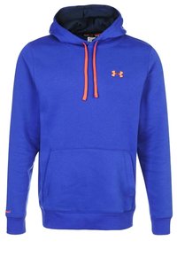 Niebieska bluza z kapturem wykonana z teksturowanej tkaniny, z przednią kieszenią, pomarańczowymi sznurkami i logo na klatce piersiowej. Klasyczny, casualowy design.