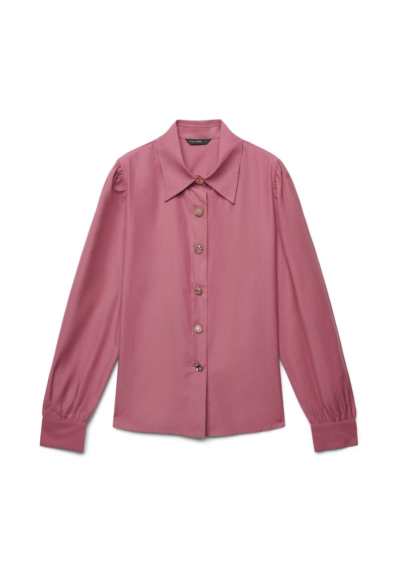 Blusa color rosa con colletto classico, chiusura frontale con bottoni e maniche lunghe a sbuffo. La texture liscia e i bottoni decorativi arricchiscono il design.