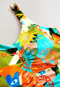 Multicolored zwemkleding met levendige bloemmotieven, in tinten groen, blauw, oranje en geel, gemaakt van gladde stof met geplooide details.
