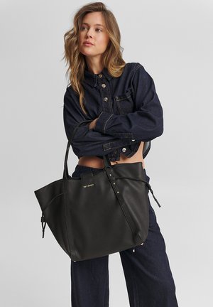 Schwarze Leder-Tote mit einer strukturierten Oberfläche, großer Form, akzentuiert mit goldenen Beschlägen und hängenden Riemen für eine verstellbare Verschluss.