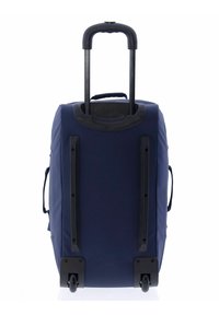 Maleta de viaje azul marino con ruedas, fabricada en material duradero, con mango retráctil y dos asas laterales; cuenta con ruedas que ruedan suavemente para un fácil transporte.