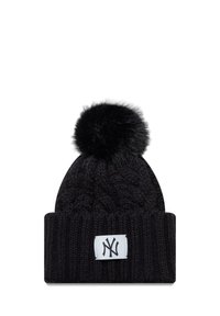 Musta neulepipo, jossa on palmikkokuosi, ja jossa on keinotekoista turkista oleva pom-pom sekä valkoinen logopatchi edessä.