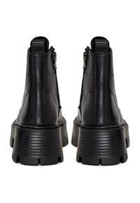 Zwarte leren enkellaarzen met een dikke, geribbelde zool en een ritssluiting aan de zijkant. Ze hebben een gladde textuur en minimale stiksel details.