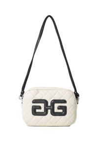 Borsa a spalla bianca trapuntata con tracolla nera regolabile e grande logo in rilievo nero "AG" al centro davanti.