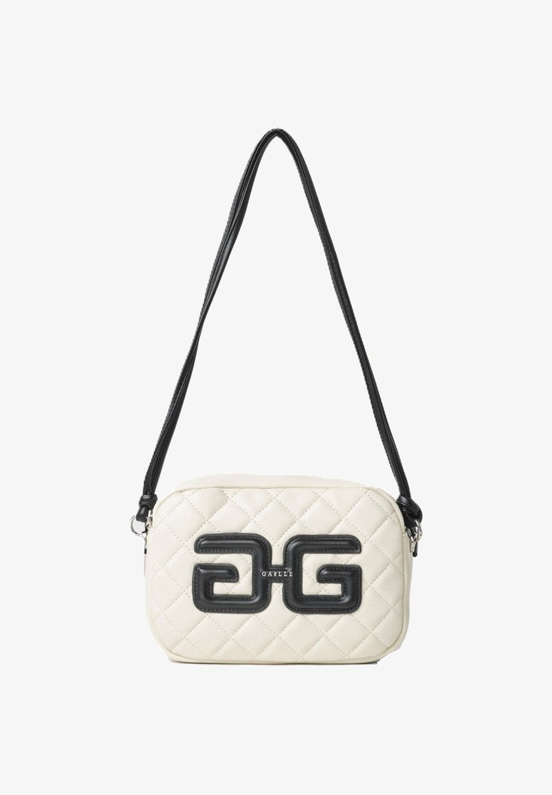 Borsa a spalla bianca trapuntata con tracolla nera regolabile e grande logo in rilievo nero "AG" al centro davanti.