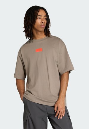 AUDI FORMULA ONE TEAM ELEVATED GRAPHIC I SS TEE - Basic T-shirt - simple brown/hi res red