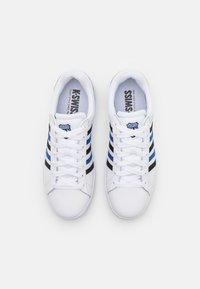 Para białych sneakersów K-Swiss z niebieskimi i czarnymi paskami, białymi sznurówkami i markowymi wkładkami, przedstawiona z widoku z góry.