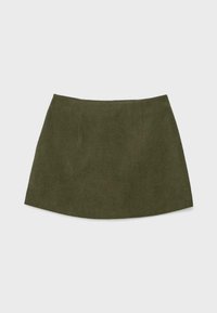 Mini-jupe en velours côtelé couleur olive, avec une forme évasée et une texture subtile. Présente des plis sur le devant pour un détail de design supplémentaire.