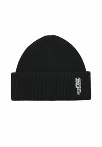 Czarna dzianinowa czapka beanie z złożonym ściągaczem i bia�łą metką z logo po boku. Tekstura jest miękka i elastyczna.