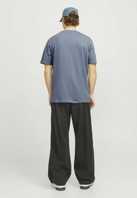 Jack & Jones GEDRUCKT RUNDHALS - T-shirt con stampa - flint stone