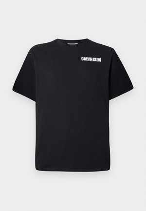 Czarny bawełniany t-shirt z okrągłym dekoltem, krótkimi rękawami i białym logo "CALVIN KLEIN" nadrukowanym na górnej lewej stronie.