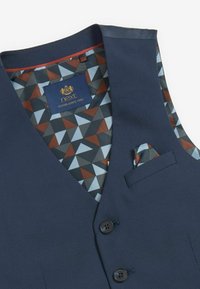 Marineblaues Weste aus glattem Stoff mit zwei schwarzen Knöpfen und einem kontrastierenden, geometrischen Futter in Blau-, Rot- und Grautönen.
