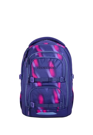 Sac à dos tie-dye violet et rose avec plusieurs compartiments zippés et bretelles ajustables, arborant le logo "coocazoo" à l'avant.