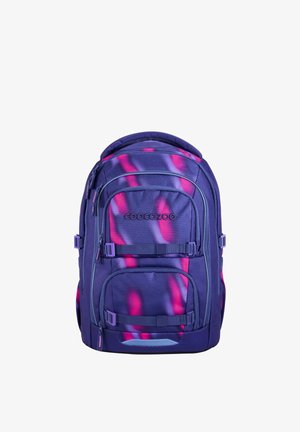 Sac à dos tie-dye violet et rose avec plusieurs compartiments zippés et bretelles ajustables, arborant le logo "coocazoo" à l'avant.