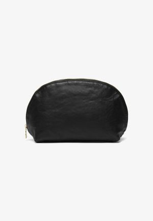 Neceser de cuero negro con forma redondeada, cremallera dorada y textura suave. Presenta un brillo sutil y un diseño minimalista.