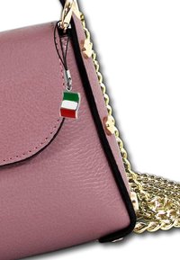Roze leren handtas met een gouden kettinghengsel, voorzien van een zwarte rand en een zilveren Italiaanse vlag charm die eraan bevestigd is. Gelaagde oppervlakte.