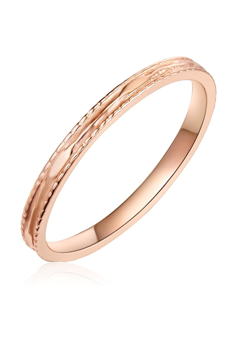 Anillo de oro rosa con una superficie lisa y pulida y detalles texturizados a lo largo del borde, con un diseño delicado y de banda estrecha.