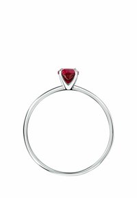 Sølvring med en triangelformet rød ædelsten. Ringen har en glat og cirkulær form, hvilket skaber et enkelt men elegant design.