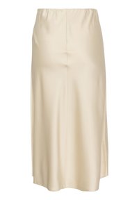 Beige satiinishorts, elastse vööga, põlveni, sujuva tekstuuri, sirge siluetiga ja külgsistega, et lisada liikuvust.