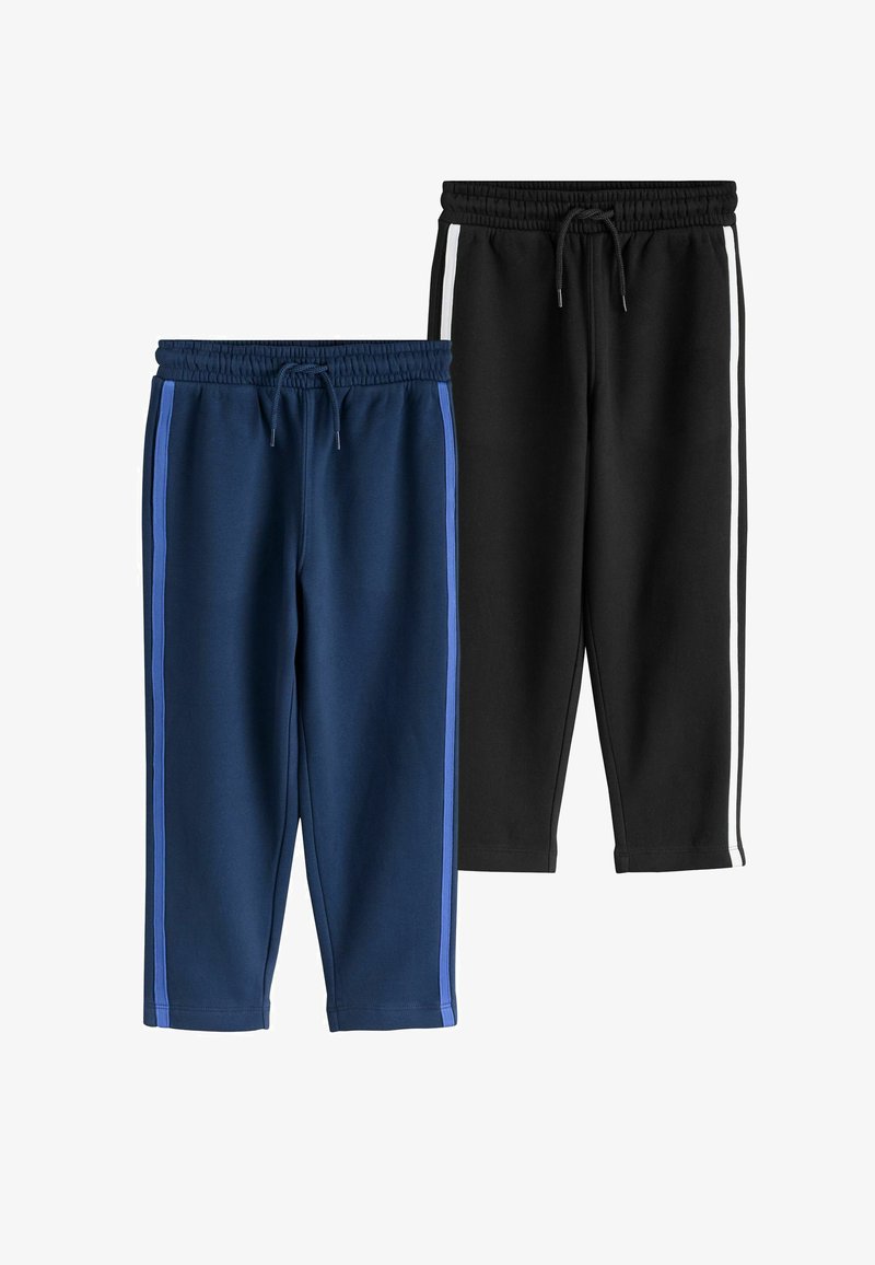 Deux paires de pantalons décontractés avec ceintures élastiques et bandes latérales, un bleu marine avec bandes bleues, un noir avec bandes blanches, sur fond blanc.