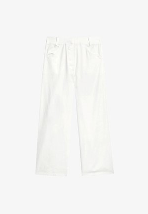Bílé široké kalhoty z bavlny, s rovnými předními částmi, dvěma bočními kapsami a čistým lemem.