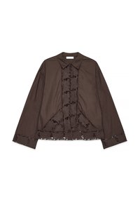 Camicia in cotone marrone con colletto a punta, caratterizzata da fori decorativi in pizzo floreale lungo la parte anteriore e i bordi inferiori, e maniche lunghe.