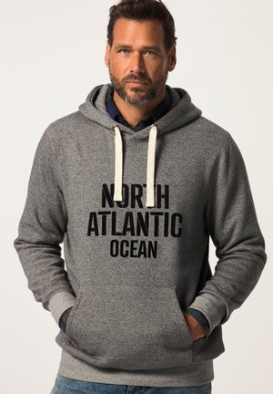 Felpa grigia realizzata in tessuto morbido con una tasca frontale. Presenta la scritta nera "OCEANO ATLANTICO NORD" e lacci con una camicia a quadri sotto.