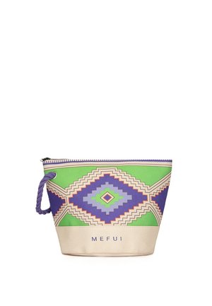 Portapenne in tela con motivo geometrico verde, viola e beige, manico in corda viola e chiusura con cerniera, marchiato "MEFUI" al centro in basso.