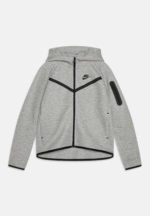 Haut à capuche zippé gris avec des accents noirs et un design diagonal. Présente un logo sur la poitrine et une poche zippée sur le bras.