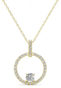 Gouden hanger ketting met een cirkelvormig ontwerp, een centrale ronde diamant en omliggende kleine heldere stenen, glanzende ketting.