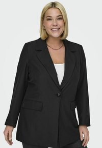 Črni blazer s prilagojeno zasnovo, enojnim zapiranjem, zarezanimi ovratniki in žepki s poklopcem, izdelan iz gladkega materiala.