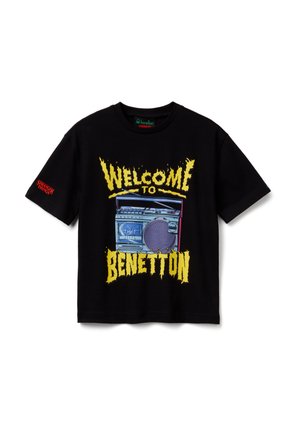 Schwarzes T-Shirt mit kurzen Ärmeln, vorne gelber Text "Welcome to Benetton" und eine Grafik eines blauen und violetten Boombox, am Ärmel der Schriftzug "Stranger Things".
