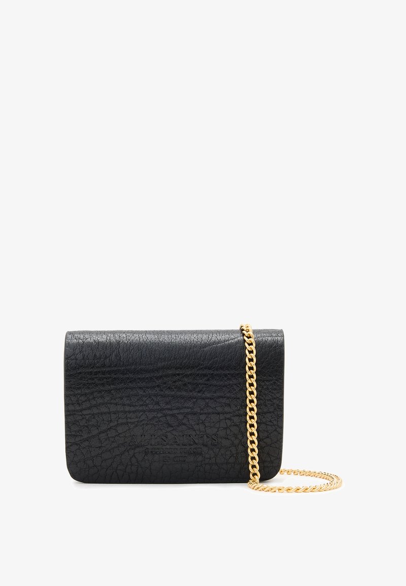 Portefeuille en cuir noir avec une finition texturée, doté d'une bandoulière en chaîne dorée. Forme compacte et rectangulaire avec un logo en relief à l'avant.