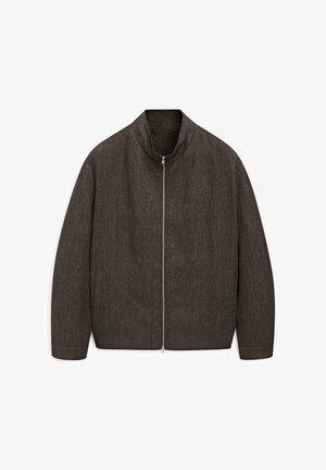 Dunkelbraune Jacke mit Stehkragen, Reißverschluss und zwei seitlichen Taschen. Texturiertes Gewebe mit einem dezenten Muster. Lange Ärmel.