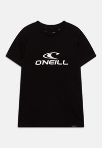 Musthave musta t-särk, millel on ees suur valge O'Neill logo kõveras disainis. Lühikesed varrukad ja ümmargune kaelus.