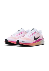 Białe buty sportowe z różowymi akcentami, siateczkowa cholewka, czarny logo Swoosh i teksturowana podeszwa. Lekka konstrukcja odpowiednia do biegania.