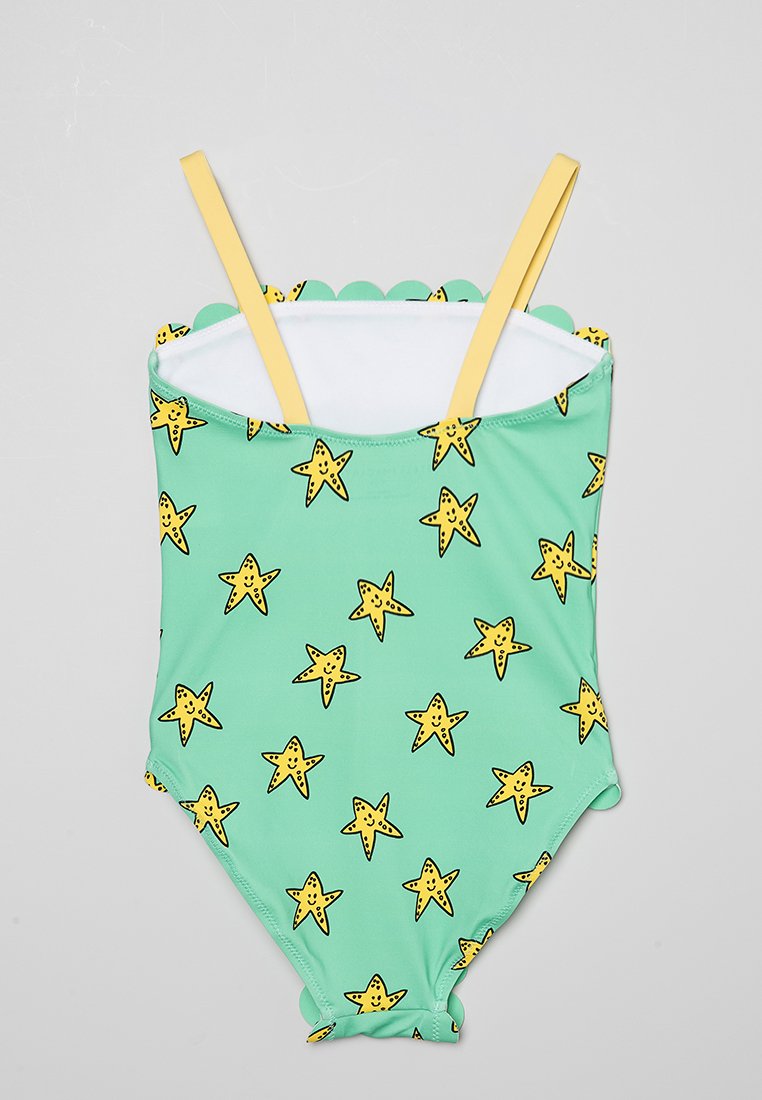 Miętowy kostium kąpielowy z nadrukiem żółtych rozgwiazd, falbaniastym dekoltem i cienkimi żółtymi ramiączkami. Wykonany z elastycznego, gładkiego materiału.