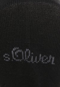 Tessuto in maglia nera con un logo in rilievo sottile di "s.Oliver" grigio al centro, che presenta un motivo testurizzato.