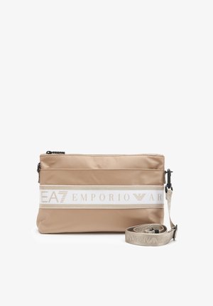 Borsa a tracolla in nylon beige con chiusura a zip, dotata di una larga tracolla bianca con logo in rilievo e tracolla regolabile. Texture liscia e design minimale.