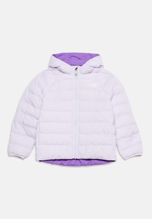 Doudoune blanche avec capuche et fermeture éclair sur le devant, doublure intérieure violette et design matelassé, adaptée au temps froid.