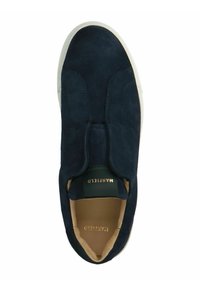 Marineblauwe suède sneaker met crèmekleurige rubberen zool, voorzien van een ronde neus en minimale veters. Het interieur toont een tan kleurige cushioning en logo.