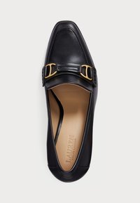 Črne usnjene čevlje brez vezalk s kvadratnim nosom, opremljene z okrasno zlato zaponko in gladkim notranjim podloženjem z vtisnjenim logotipom.