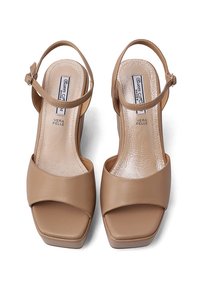 Sandali platform beige con punta aperta, tomaia in pelle liscia, cinturino alla caviglia e tacco piatto. Soletta testurizzata con dettaglio del logo.