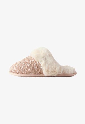 Różowa, cekinowa klapek z miękką, sztuczną futrzaną górą, otwartym fasonem, okrągłym noskiem i teksturowaną podeszwą dla lepszej przyczepności.