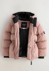 Giacca invernale imbottita rosa con fodera interna nera, cappuccio e zip con logo, esposta aperta su uno sfondo chiaro.